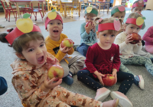 dzieci poznają zapach jabłka